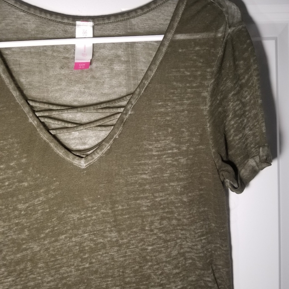 Green T - Picture 4 of 5